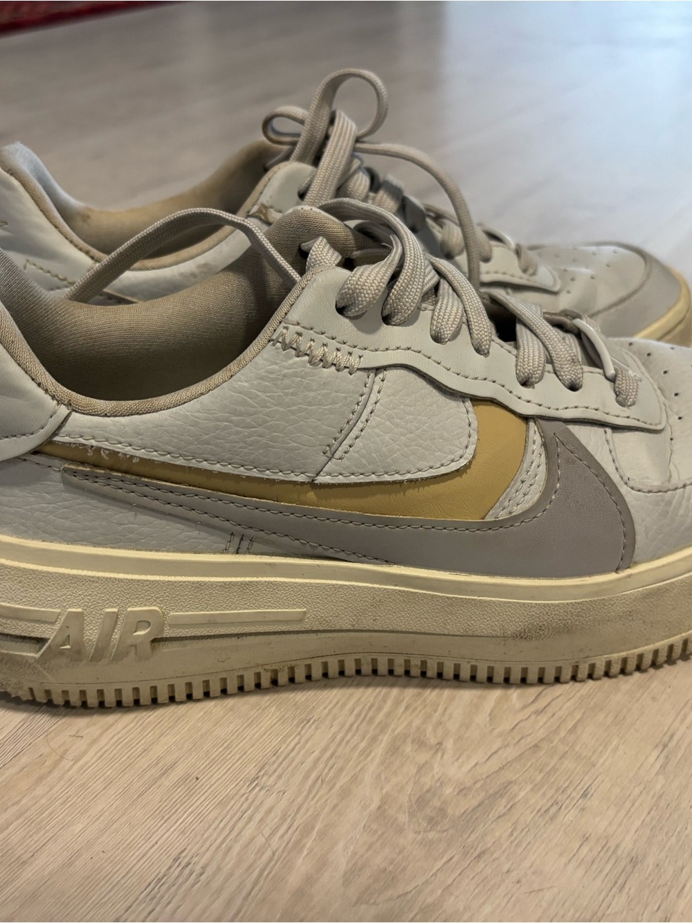 Nike Low-Top Sneaker in Cream, Light blue & Mustard